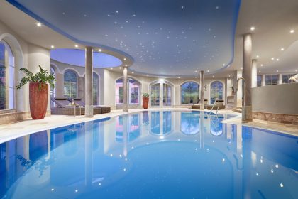 Großer Indoor Pool im edlen Design © Michael Huber (Das Adler Inn - Tyrol Mountain Resort)