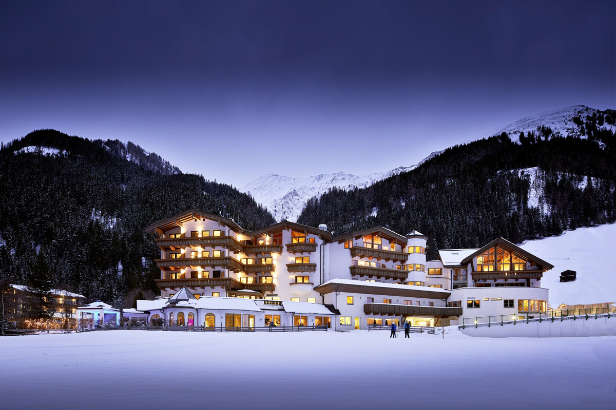 Perfekte Lage in den verschneiten Hintertuxer Bergen © Michael Huber (Das Adler Inn - Tyrol Mountain Resort)
