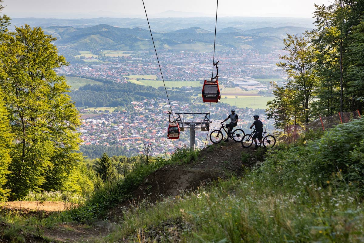 Abenteurer und Mountainbiker erfreuen sich an den Routen im Park Maribor ©www.slovenia.info, Jost Gantar