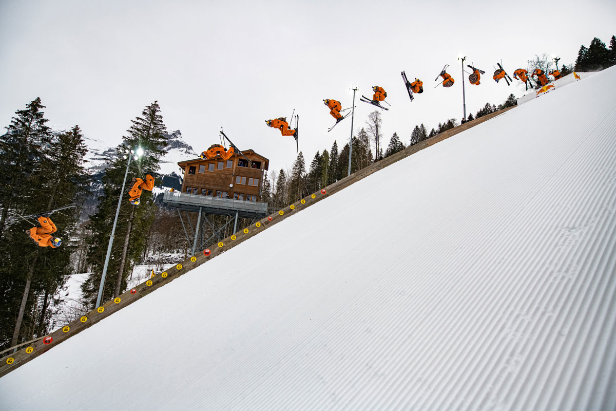 © redbullcontentpool.com - Fabian Boesch aus der Schweiz führt am 31. Dezember 2020 auf der Groß-Titlis-Schanze Skisprungschanze in Engelberg, Schweiz, einen Doppel-Front-Flip nach unten durch.
