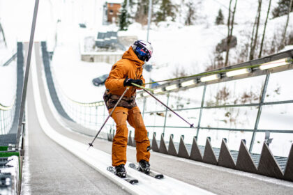 © redbullcontentpool.com - Fabian Boesch aus der Schweiz führt am 31. Dezember 2020 auf der Groß-Titlis-Schanze Skisprungschanze in Engelberg, Schweiz, einen Doppel-Front-Flip nach unten durch.