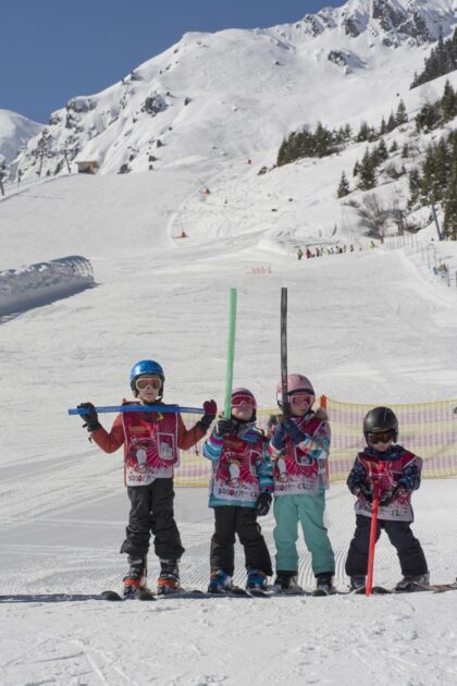Die Übungswiese der Skischule Kostenzer in Hochfügen/Tirol – im Winter 2020/21 fahren Pistenzwergerl eher auf den heimischen Hängen @ Skischule Kostenzer