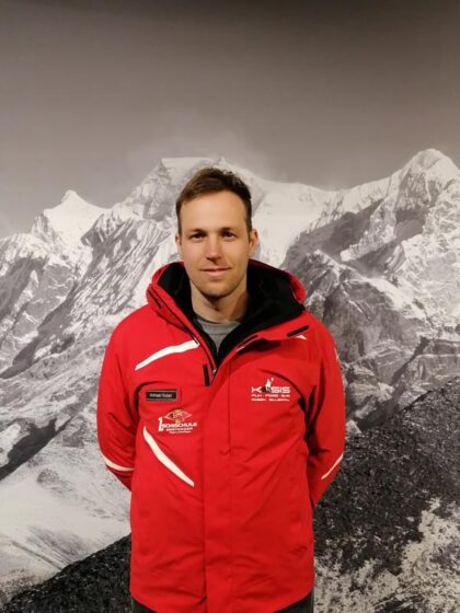 Michael Huber ist staatlich geprüfter Skilehrer und leitet die Skischule Kostenzer in Hochfügen/Tirol Die Übungswiese der Skischule Kostenzer in Hochfügen/Tirol – im Winter 2020/21 fahren Pistenzwergerl eher auf den heimischen Hängen @ Skischule Kostenzer
