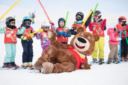 Kinder beim Skikurs mit Maskottchen © Hannes Sautner Shoot&Style (TVB Tux-Finkenberg)