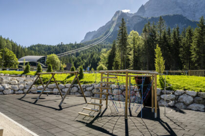 Nach dem Spielspaß lockt die Fahrt auf Deutschlands höchsten Berg mit der Tiroler Zugspitzbahn © Günter Standl