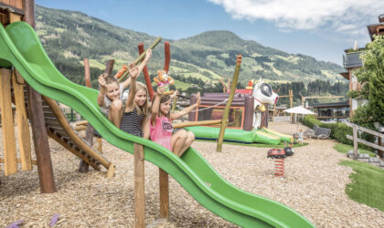 Kinder haben Spaß auf der Rutsche © Alpina Zillertal