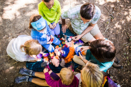 Im Rahmen von Schennas Familienprogramm lernen Kinder spielerisch, wie man aus Naturmaterialien kleine Schätze herstellt © Tourismusverein Schenna/Florian Andergassen
