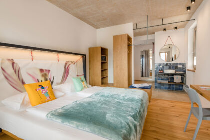 Gemütliches Doppelbettzimmer mit farbigen Akzenten © Hotel Blü Gastein
