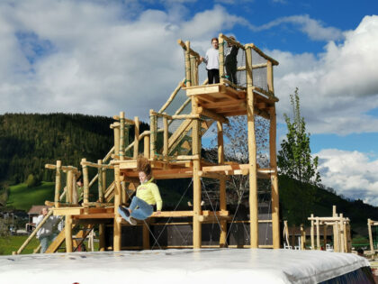 Sanfte Landung garantiert: Der Sprungturm mit Luftkissen © Wildschönau Tourismus