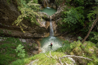 Canyoning in den Flussbetten und Schluchten Sloweniens © www.slovenia.info / Žiga Kalan, Produkcija Studio
