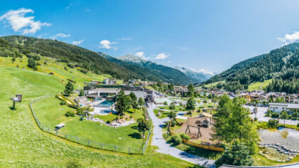 Quer durchs Tiroler Bergdorf geht es für Familien ab Sommer 2021 beim „Detektiv-Trail“, der interaktiven Schnitzeljagd in St. Anton am Arlberg/Österreich © TVB St. Anton am Arlberg/Fotograf Patrick Bätz