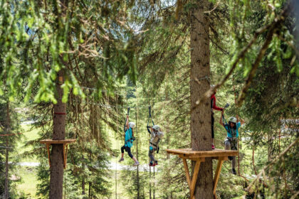 Wie Tarzan in Tirol – der Hoch- und Niederseilgarten im Verwalltal von St. Anton am Arlberg umfasst 22 Kletterstationen in bis zu zwölf Metern Höhe © TVB St. Anton am Arlberg/Fotograf Patrick Bätz