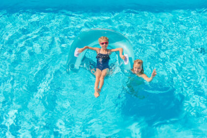 Kinder im Pool © Apart & Suiten Hotel Weiden