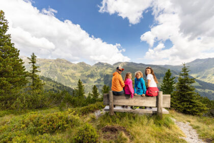 Familie genießt die schöne Aussicht © Zillertal Arena (My Alpenwelt Resort)