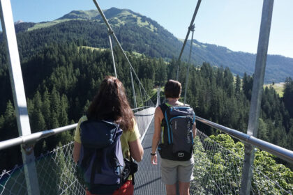Die Hängebrücke über die Höhenbachtalschlucht ist Teil des neuen Vitalwegs Holzgau mit seinen Kneipp-Stationen im Tiroler Lechtal © Lechtal Tourismus/Gerhard Eisenschink