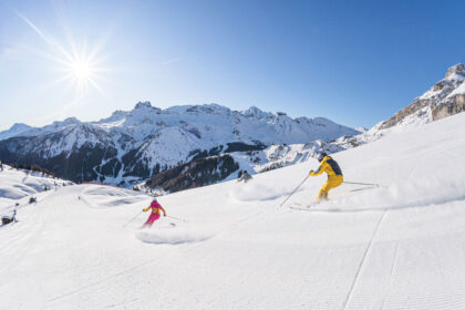 Vor malerischer Bergkulisse: Powdern im Skigebiet Dolomiti Superski © Ikon Pass