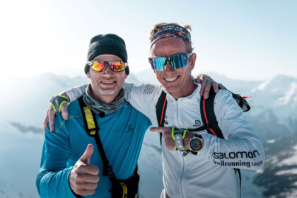 Stephan Eberharter (links) und Markus Kröll (rechts) begeben sich zu einer Gletscher-Überquerung im Zillertal (c) Zillertal Tourismus/Christoph Johann