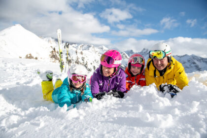 Familie im Schnee © ApT Val di Fassa, Mattia Rizzi