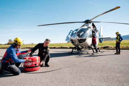 Einsatzbereit: Der neue RECCO SAR-Helikopter-Detektor bei einer Übung in Bad Tölz ©RECCO by Hansi Herbig