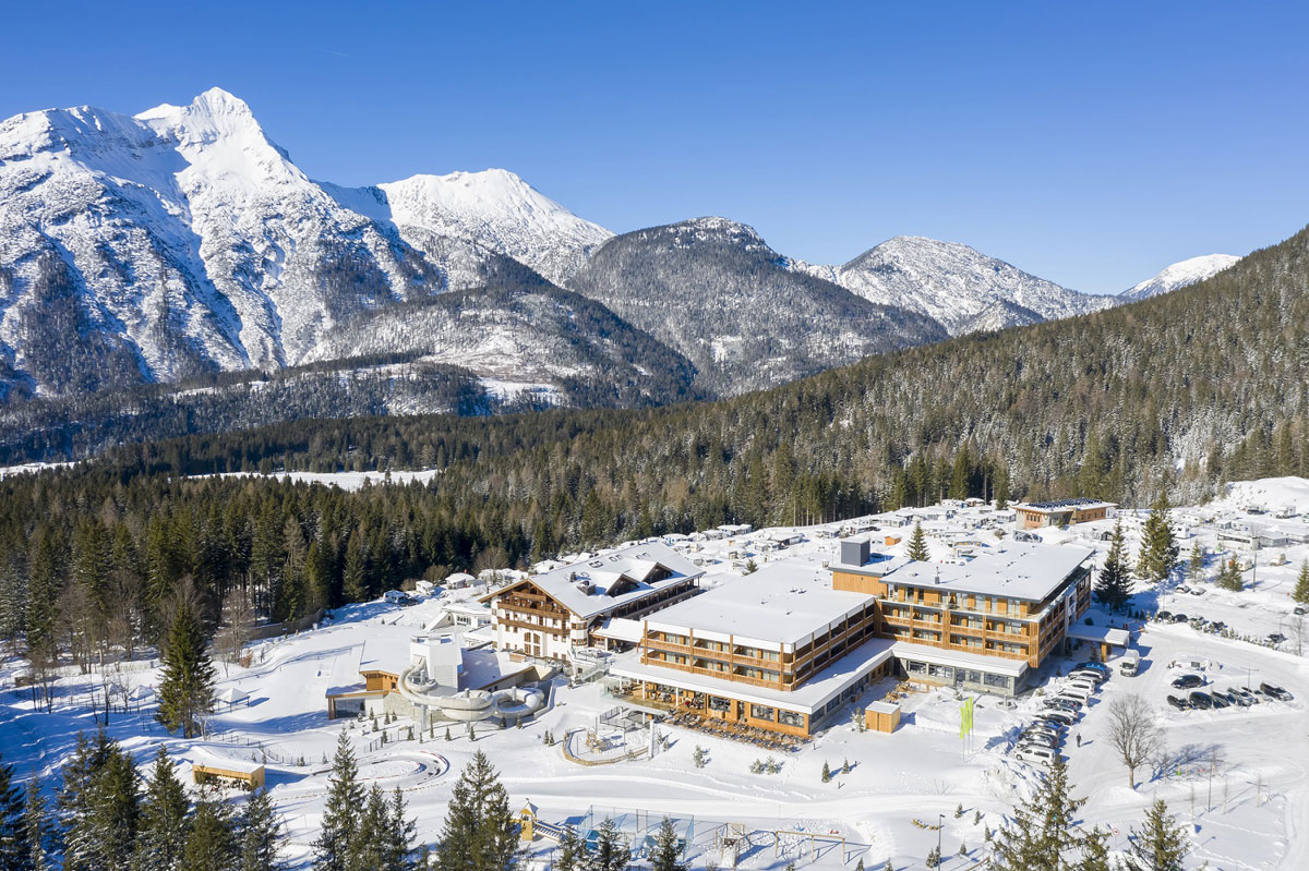 Das Zugspitz Resort inmitten der verschneiten Bergwelt der Tiroler Zugspitz Arena © Zugspitz Resort / Günter Standl