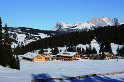 Hotelanlage im Winter mit Bergpanorama © Tirler-Dolomites Living Hotel