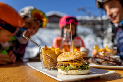 Pizza und Pommes auf Skiern © nassfeld.at