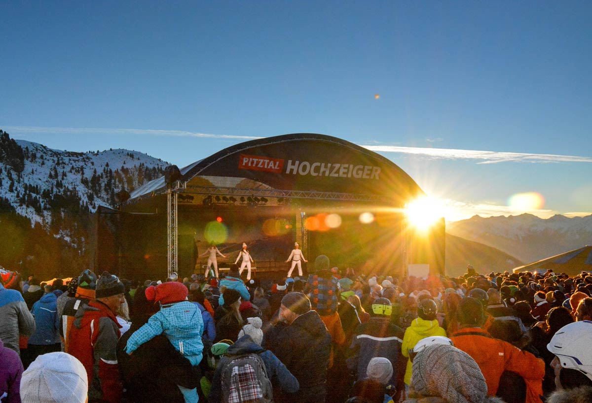 Traumlage: „Hochzeiger rockt“ lädt zum Musik-Event auf 2000 Meter Höhe. © Hochzeiger Bergbahnen