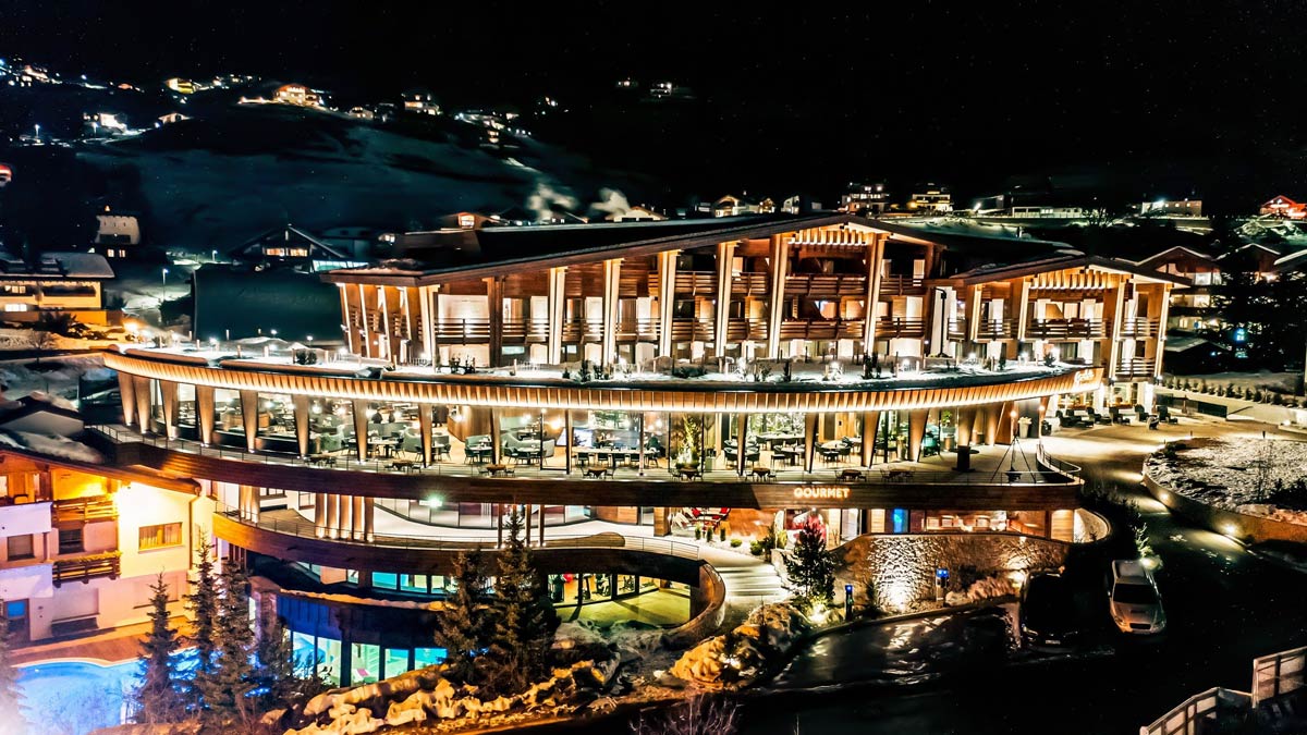 Hotelansicht bei Nacht © Hotel Granbaita Dolomites