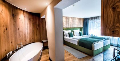 Superior Zimmer mit freistehender Wanne © DEJORI WERNER (Hotel Granbaita Dolomites)