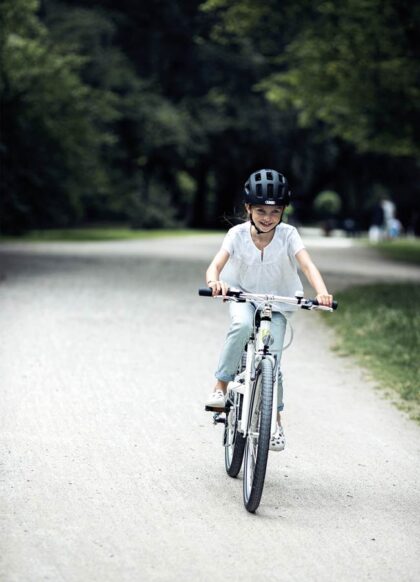 Der Fahrradhelm Youn-I 2.0 ist die ideale Kombination aus bestmöglichem Schutz mit höchstem Tragekomfort für die junge Fahrradgeneration.