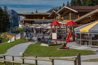 Das Tirolerhaus lädt mit seiner großen Sonnenterrasse und Kinderspielplatz zur Einkehr ein © FroZenLights