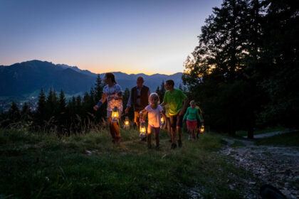 Die Laternenwanderung auf die Denkalm ist ein Erlebnis für die ganze Familie © Tourismus Lenggries, Adrian Greiter