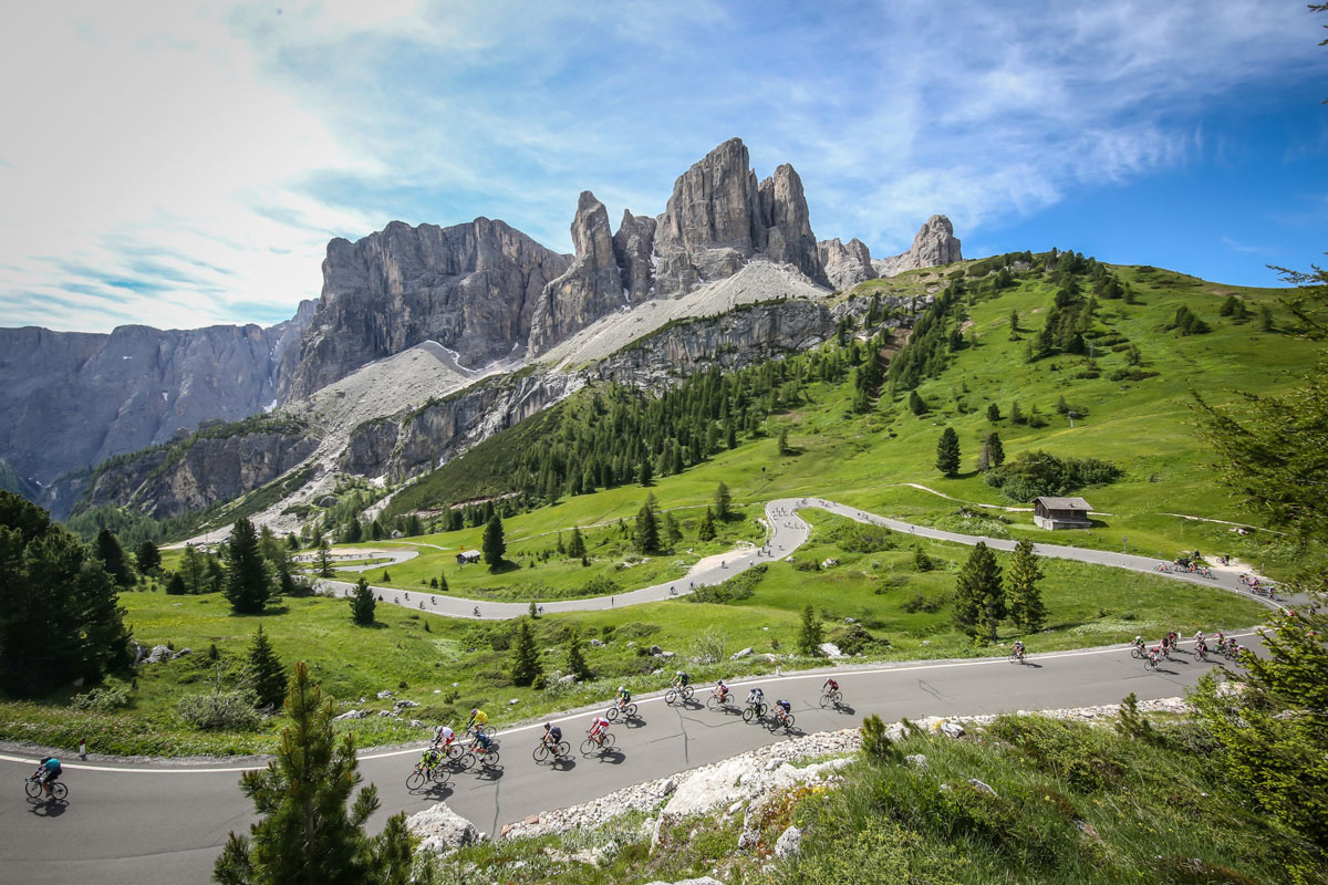 Nur für Radfahrer: An einigen Tagen im Jahr sind die Dolomiten-Pässe für Autos gesperrt Alta Badia Brand © Freddy Planinschek