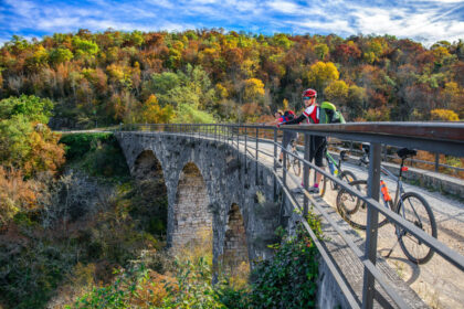 Unterwegs auf der alten Eisenbahnbrücke der Parenzana in farbenprächtiger Natur © CNTB, Aleksandar Gospic