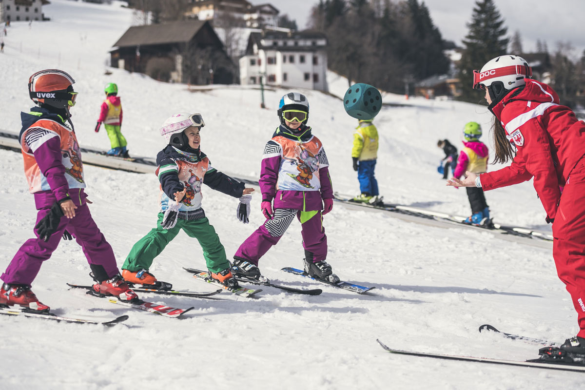 Kinder beim Skikurs © Hannes Niederkofler (Cavallino Bianco Family Spa Grand Hotel)