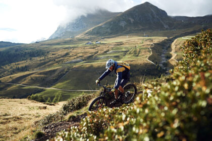 Beim Mountainbiken entdecken Schenna-Gäste eine Vielzahl an leichten und herausfordernden Strecken – und genießen dabei die Südtiroler Natur. © Meran 2000/Manuel Ferrigato