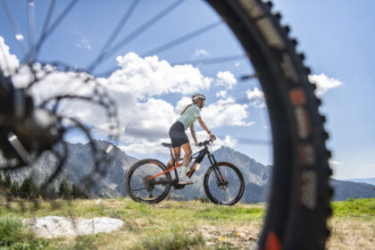 Beim Radfahren in der Gemeinde Schenna bei Meran entdecken Aktive die Schönheit der Südtiroler Bergwelt auf dem Bike. © Tourismusverein Schenna/Helmuth Rier