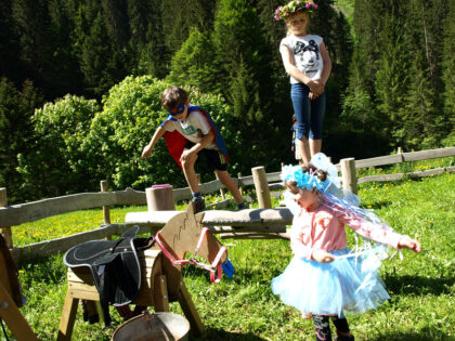 Eigens für Kinder entwickelte Zwergenkisten mit Werk- und Spielmaterial stehen im Berghaus Schröcken/Bregenzerwald kostenlos zur Verfügung © Berghaus Schröcken