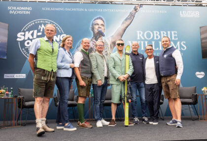 Robbie Williams wurde von den Vertretern Politik, Tourismus und Bergbahnen mit Alpinskiern ausgestattet © Harald Steiner