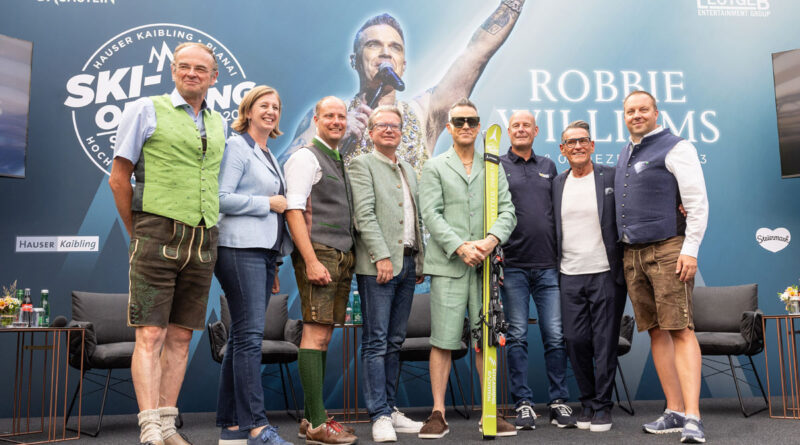 Robbie Williams wurde von den Vertretern Politik, Tourismus und Bergbahnen mit Alpinskiern ausgestattet © Harald Steiner
