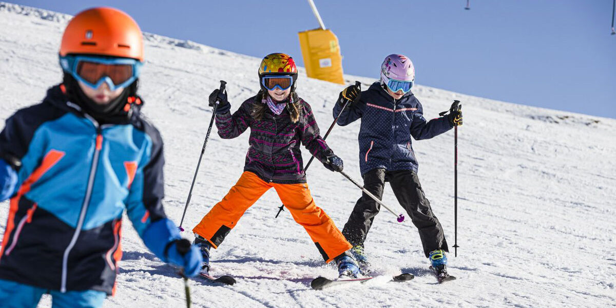 Kinder beim Skifahren (c) Moritz Attenberger Bergbahnen Sudelfeld