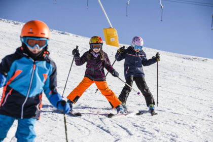 Kinder beim Skifahren (c) Moritz Attenberger Bergbahnen Sudelfeld