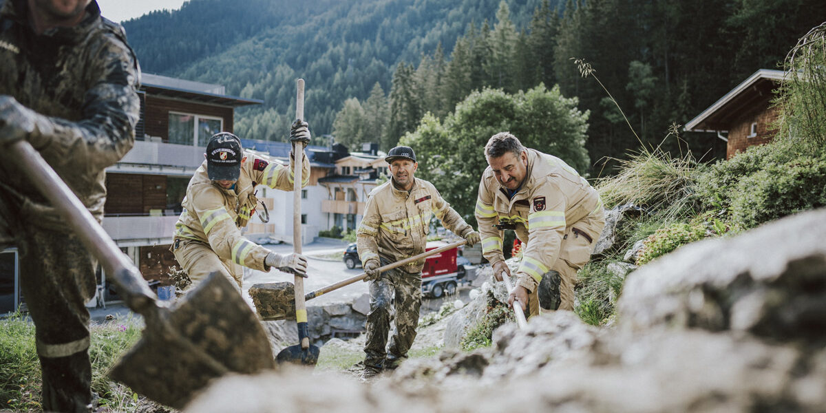 Die Aufräumarbeiten schreiten dank dem unermüdlichen Einsatz aller anwesenden Hilfsorganisationen und freiwilligen Helfern in beeindruckendem Tempo voran. © TVB St. Anton am Arlberg/Fotograf Patrick Bätz