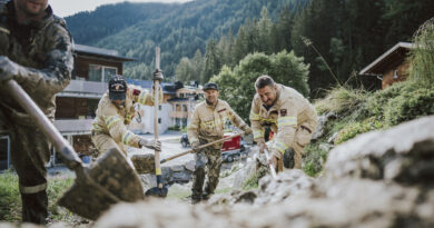 Die Aufräumarbeiten schreiten dank dem unermüdlichen Einsatz aller anwesenden Hilfsorganisationen und freiwilligen Helfern in beeindruckendem Tempo voran. © TVB St. Anton am Arlberg/Fotograf Patrick Bätz