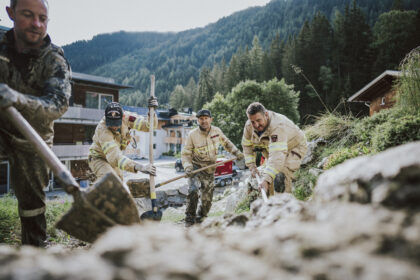 Die Aufräumarbeiten schreiten dank dem unermüdlichen Einsatz aller anwesenden Hilfsorganisationen und freiwilligen Helfern in beeindruckendem Tempo voran. © TVB St. Anton am Arlberg/Fotograf Patrick Bätz