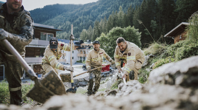 Die Aufräumarbeiten schreiten dank dem unermüdlichen Einsatz aller anwesenden Hilfsorganisationen und freiwilligen Helfern in beeindruckendem Tempo voran. © TVB St. Anton am Arlberg/Fotograf Patrick Bätz