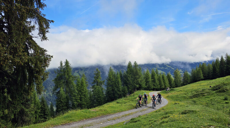 St. Anton am Arlberg Bike & Hike Zwölferkopf © Roland Schopper