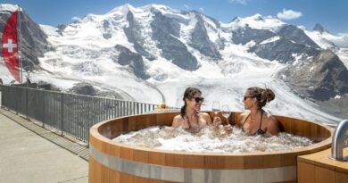 Anstossen im Jacuzzi (c) Steve Hadorn