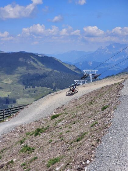 Hinterglemm 12er Sky Line mit woom bike- © Roland Schopper