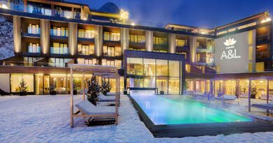 aussenansicht mit pool im winter wellnessresort amonti lunaris